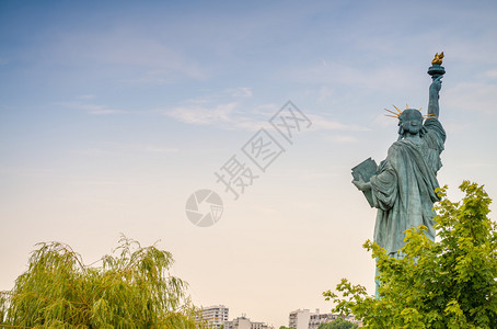 巴黎自由女神像的后视线图片