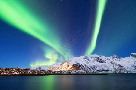挪威罗弗敦群岛上的北极光山上的绿色北极光与极光的夜空夜间冬季景观与极光和水面上的反射挪插画