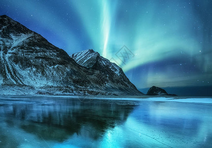 纯净罗弗敦群岛挪威罗弗敦群岛上的北极光山上的绿色北极光与极光的夜空夜间冬季景观与极光和水面上的反射挪插画