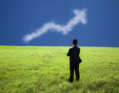 商人们站在草地上看云层商业图片