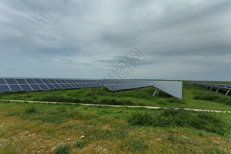 太阳能现代电力生产技术可再生能源概念图片