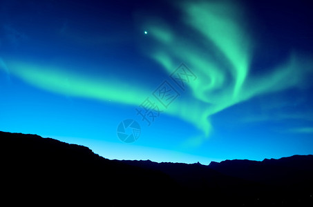 芬兰极光夜空星云彩和北极光插画