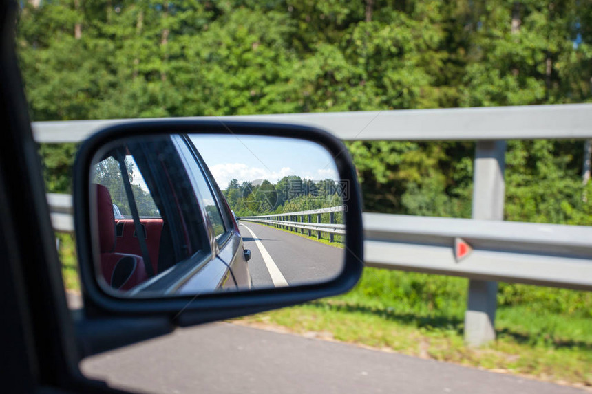 侧视镜反射中的道路景观图片