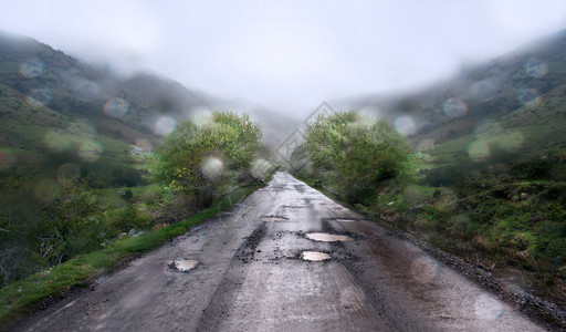 雨天和山路图片