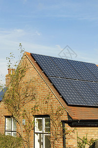 家用太阳能电池板捕捉太阳的光线为图片