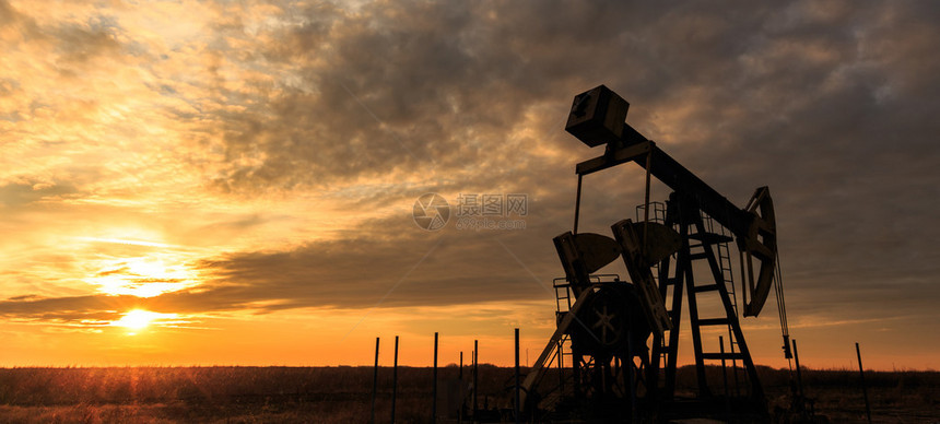 日落时的工业油气井泵图片