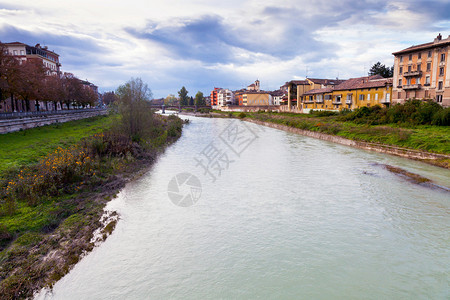 Parma河和PonteVerdi在意大图片