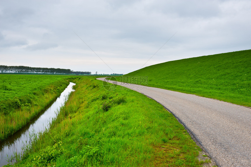 荷兰保护大坝和运河沿线的Asha图片