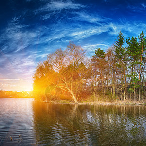 村子里湖面上的落日蔚蓝的天空图片