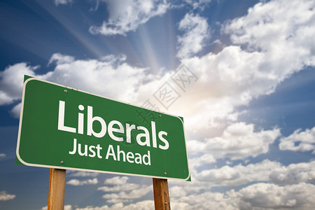 自由党人绿色路标与戏剧云背景图片