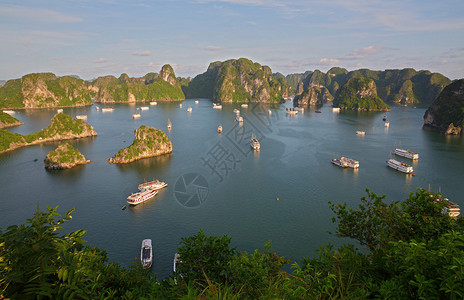 来自越南蒂托普岛下龙湾的旅游帆船图片