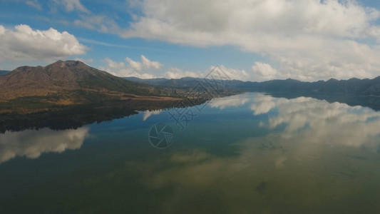 与火山湖天空和云彩的山风图片