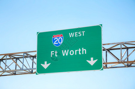 与德克萨斯州沃思堡方向的路标图片