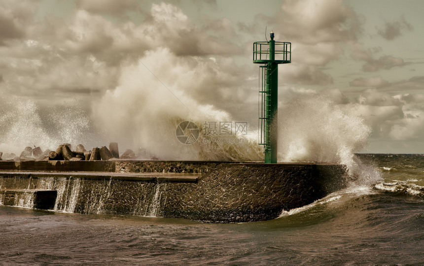 巨大的风暴浪冲向海港附图片