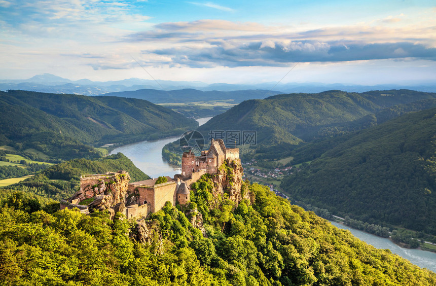 美丽的景色与阿格斯坦城堡废墟和多瑙河在奥地利瓦图片
