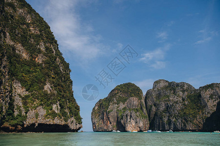 泰国菲济岛美丽的悬崖绿草植被和平静图片