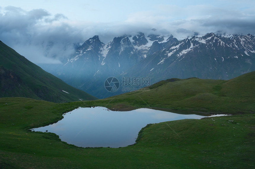 暮色在山间高原湖美丽的夜景主要高加索山脊佐治亚州泽莫斯瓦内蒂图片