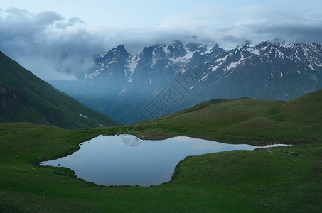 暮色在山间高原湖美丽的夜景主要高加索山脊佐治亚州泽莫斯瓦内蒂图片