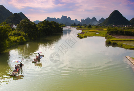 永水的黄竹拉夫漂流于Yu背景图片