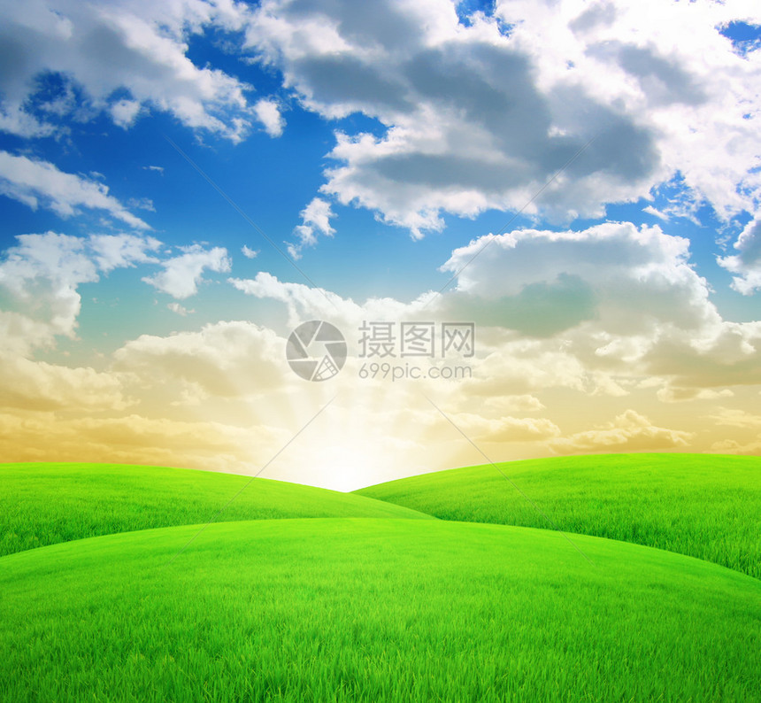 天空下的绿色景观日落场景图片