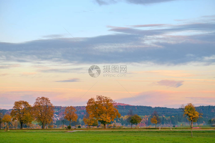 德国巴伐利亚阿尔卑斯山田园诗般的秋景图片