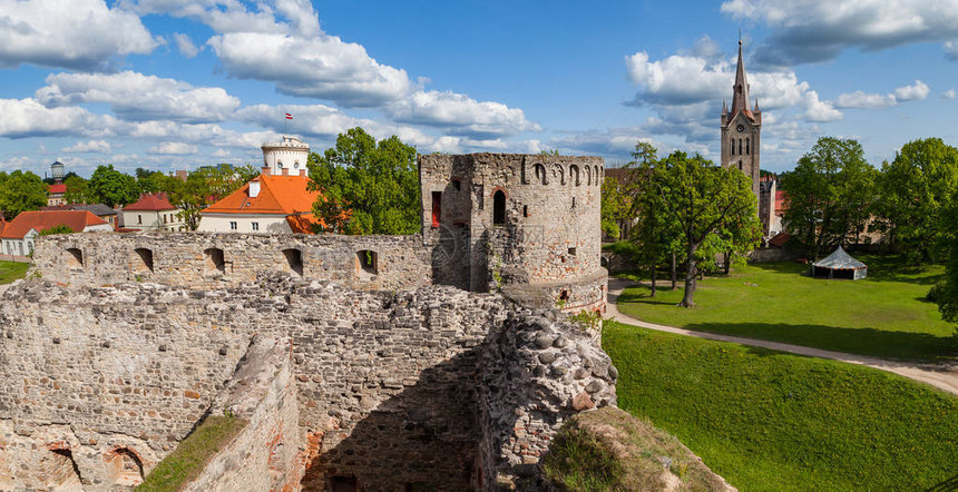 拉托维亚塞西斯旧城古老的利沃尼亚城堡新的白色城堡和大教堂的废墟全景图片