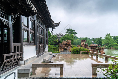 扬州雨中的古典庭院图片