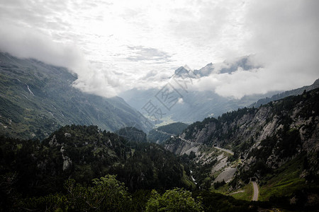 阿尔卑斯山有美丽的山丘绿林和云图片