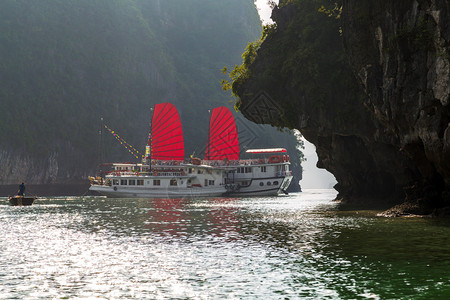 下龙湾越南传统小船红帆图片