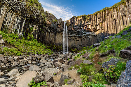 冰岛斯卡夫塔山公园美丽的玄武岩柱瀑布Svartifoss或图片