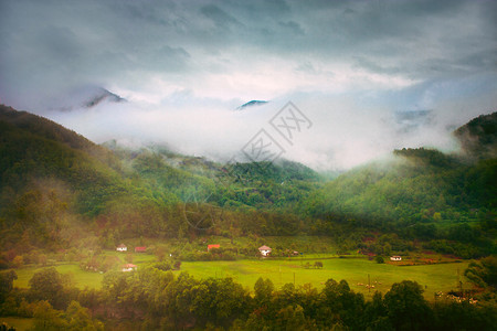 雨季山小村增加少量粮食图片