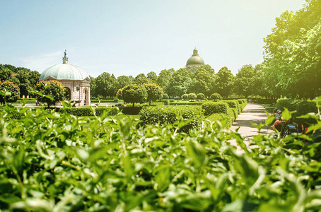 德国慕尼黑美丽的绿色和敬爱的霍夫加滕公园Diana图片