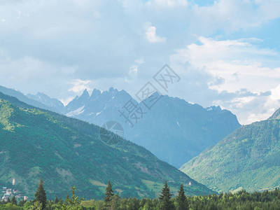 格鲁吉亚美丽的风景观有高山大和青绿图片