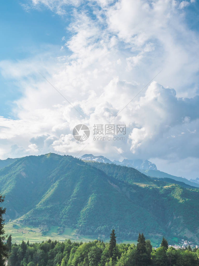 格鲁吉亚有青山绿树和多云天图片