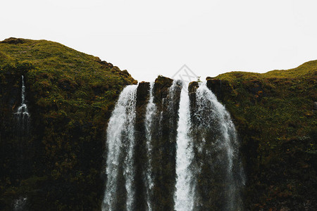 冰岛绿色斜坡上雄伟的塞里雅兰瀑布图片
