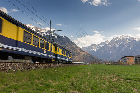 瑞士因特拉肯附近有列火车的高清图片