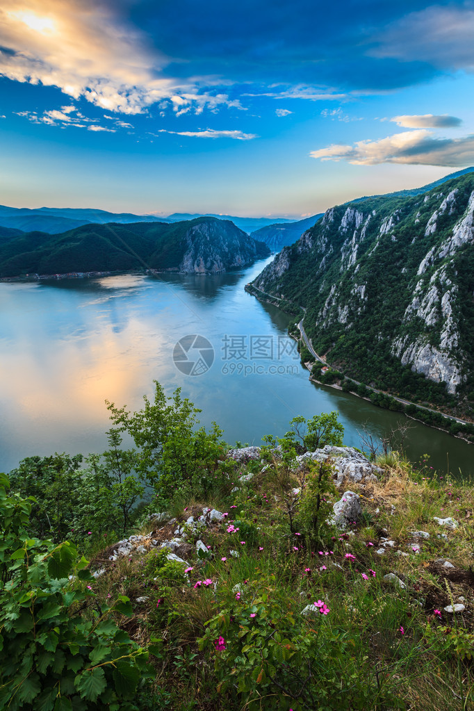 罗马尼亚一侧看到的多瑙河峡谷CazaneleMa图片