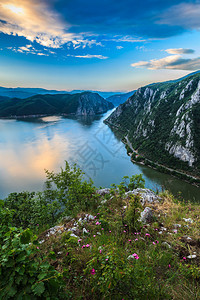 罗马尼亚一侧看到的多瑙河峡谷CazaneleMa图片