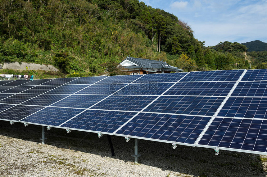 山中的现代太阳能电池板图片