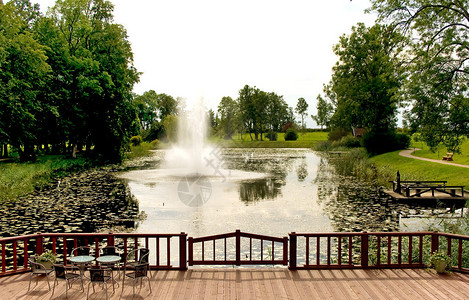 秋季公园河上的喷泉有木台图片