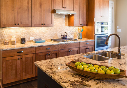新的现代厨房中的绿色苹果在新格拉图片