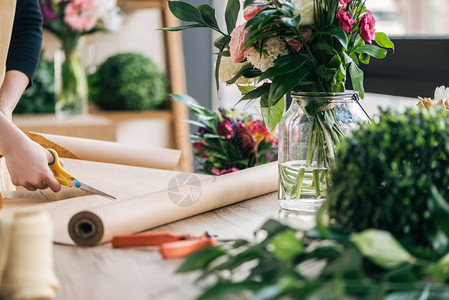 花卉裁剪手工艺纸与花和植物放在桌图片