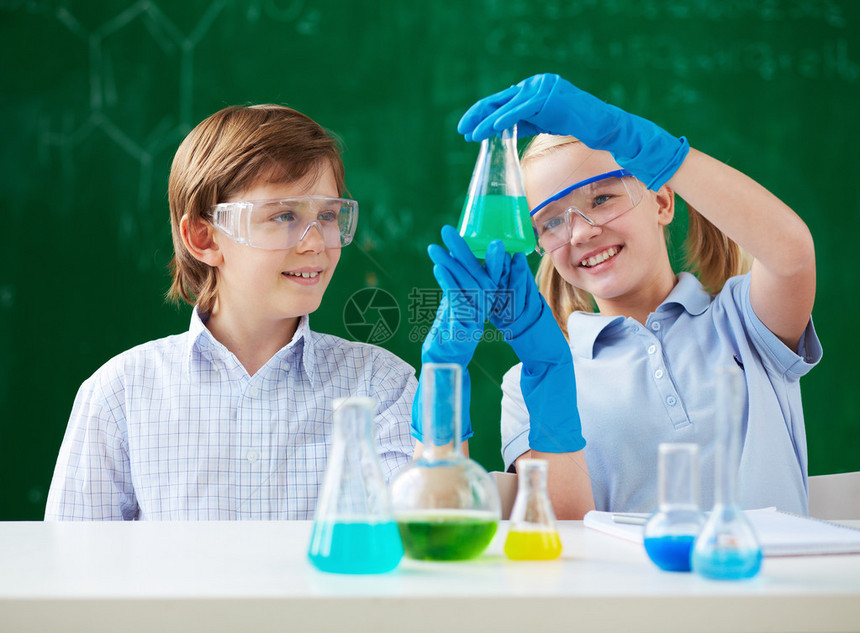 两个孩子在用化学液图片