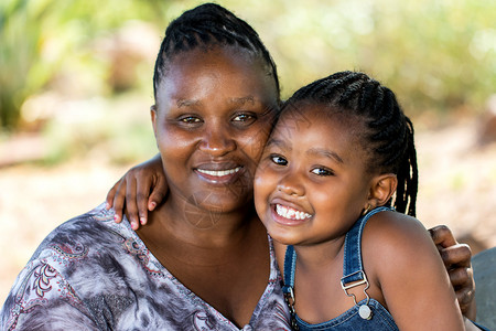 可爱的非洲母亲和孩子在户外图片