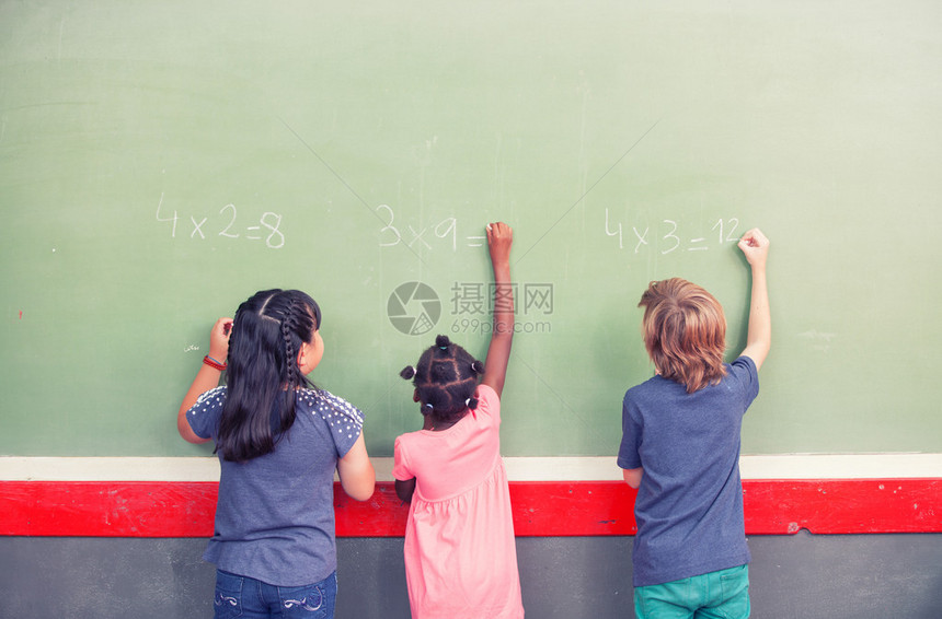 多民族同学在黑板上写数学图片