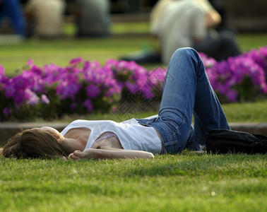 女孩在草坪上休息图片