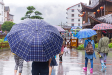 雨中撑伞行走的人图片