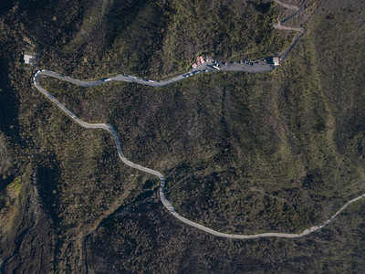 意大利蛇纹绿山的空中图片