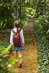 10岁的小女孩正在植物公园散步图片