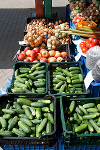农民市场上的新鲜蔬菜和水背景图片